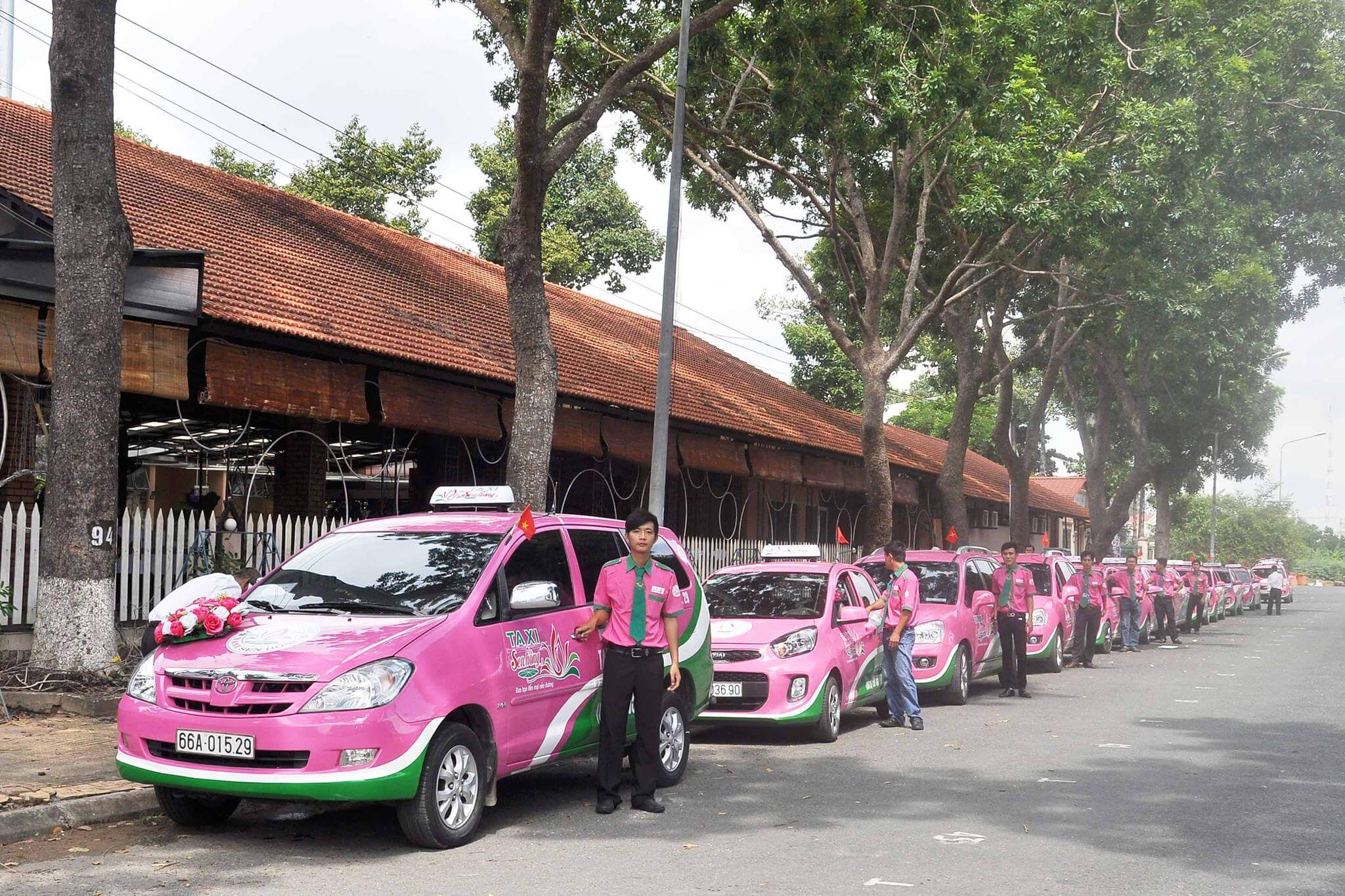 Đội ngũ nhân viên từ hãng taxi chuyên nghiệp, thân thiện 