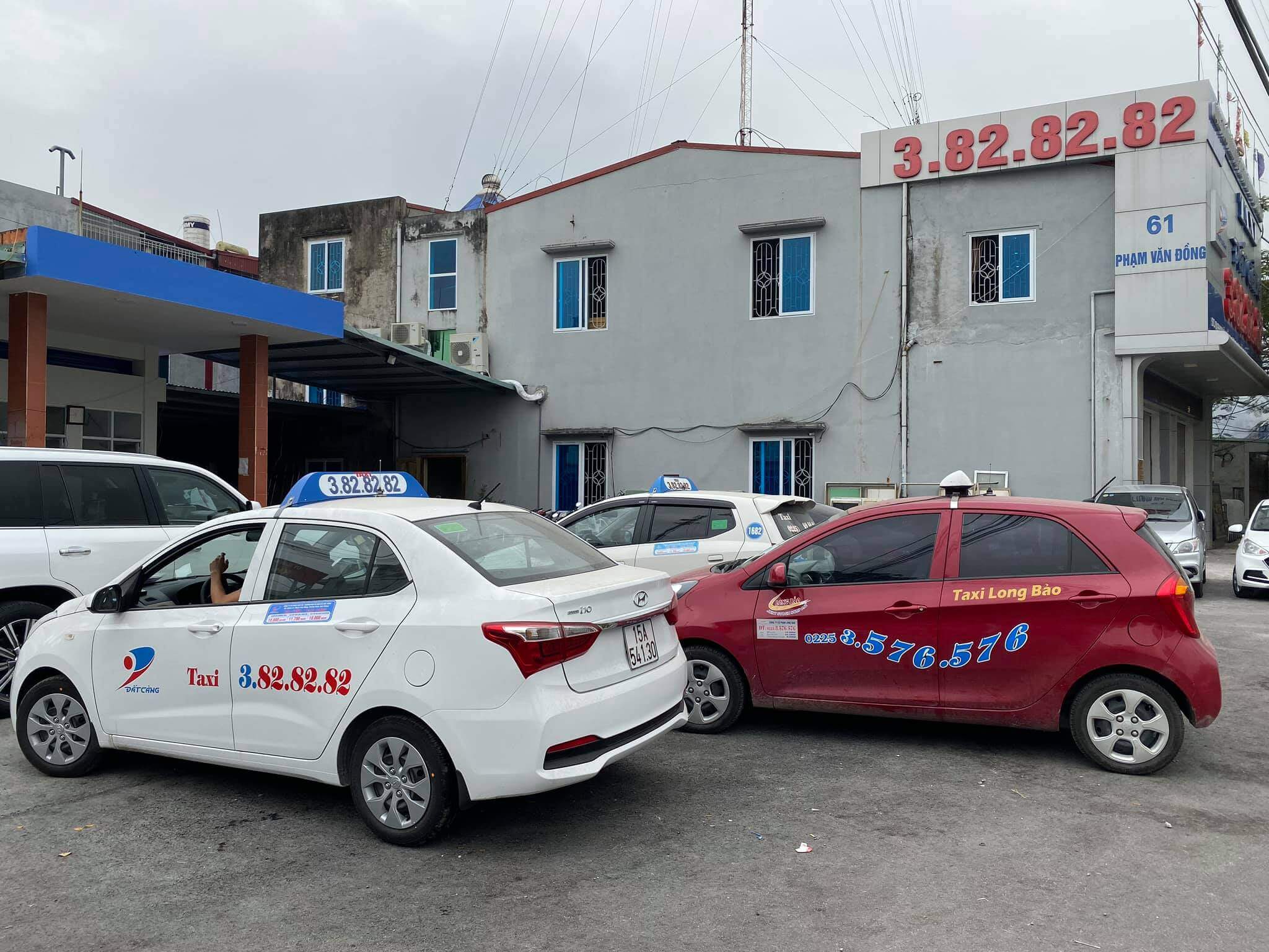 Xe taxi Đất Cảng sẵn sàng phục vụ khách 