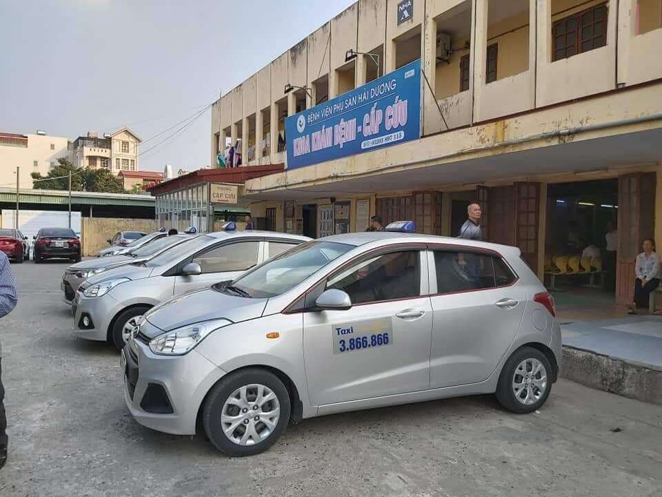 Xe taxi Rồng Vàng